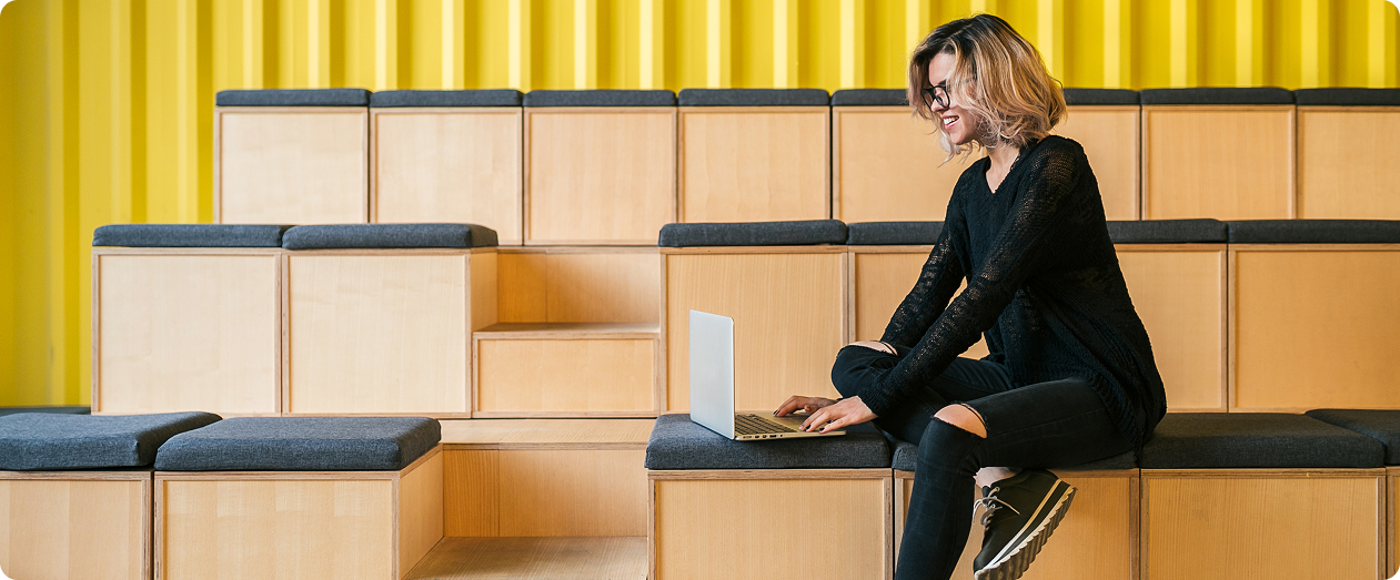 Cultura TECU - Mujer trabajando en escritorio