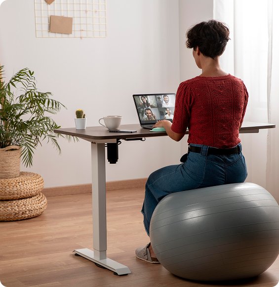 Mujer trabajando en escritorio con planta