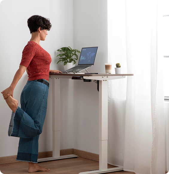 Mujer estirando en escritorio