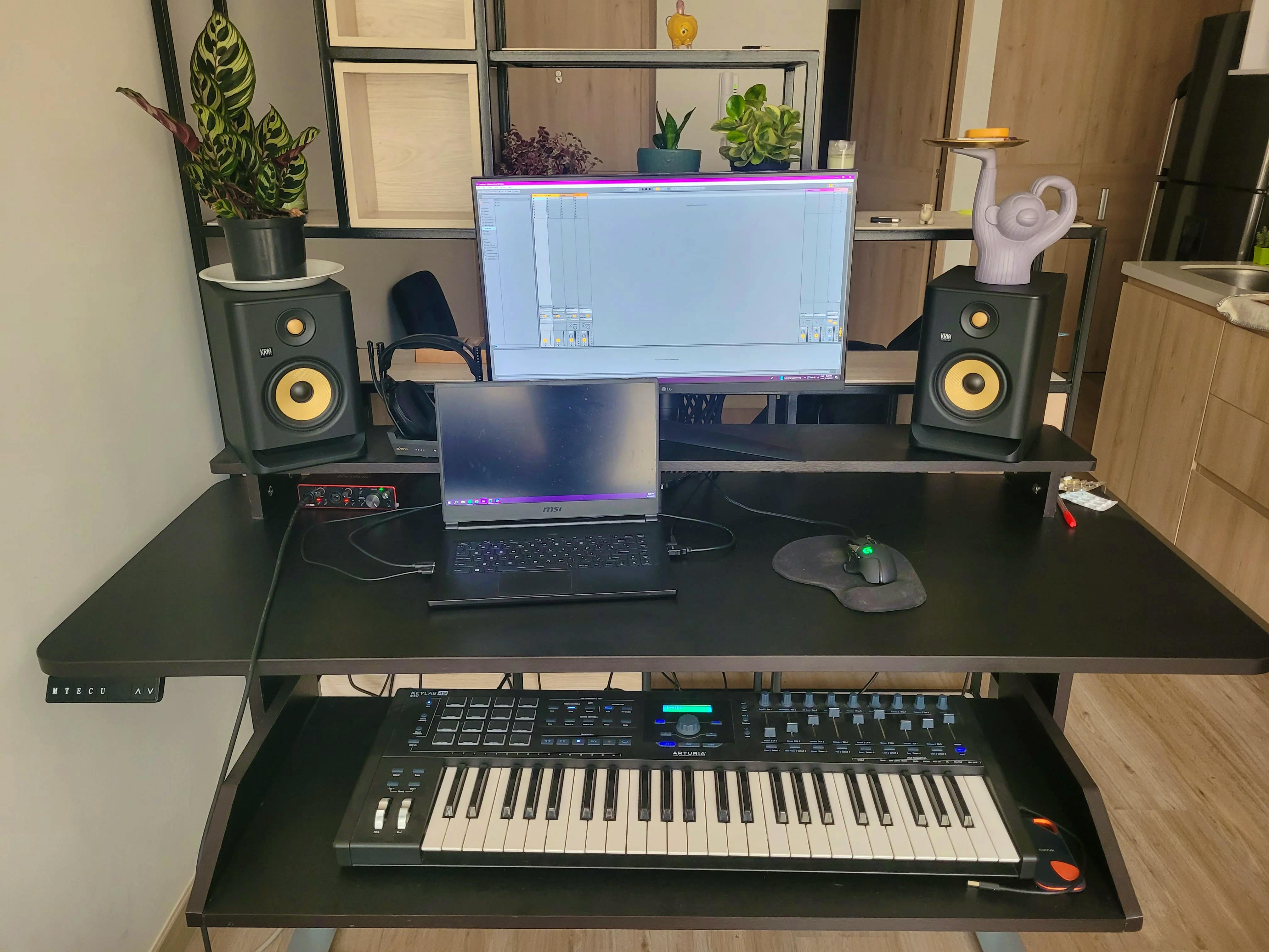 Standing desk Tecu en habitación real, mueble físico fabricado a medida