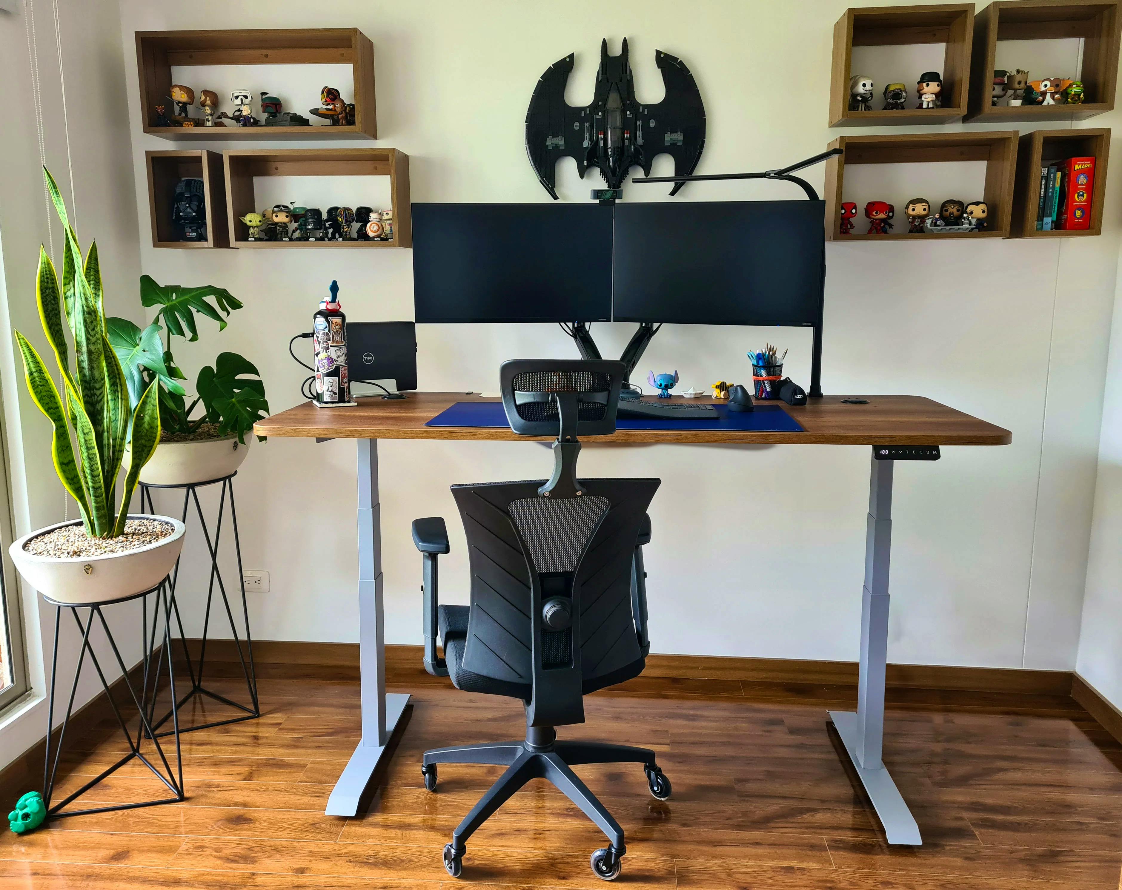 Standing desk Tecu en habitación real, mueble físico fabricado a medida